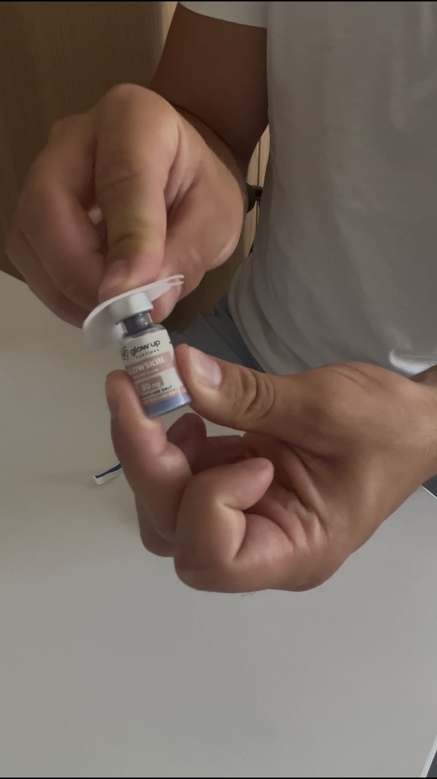 Schritt 4: Gummiseptum mit Alkoholtupfer desinfizieren